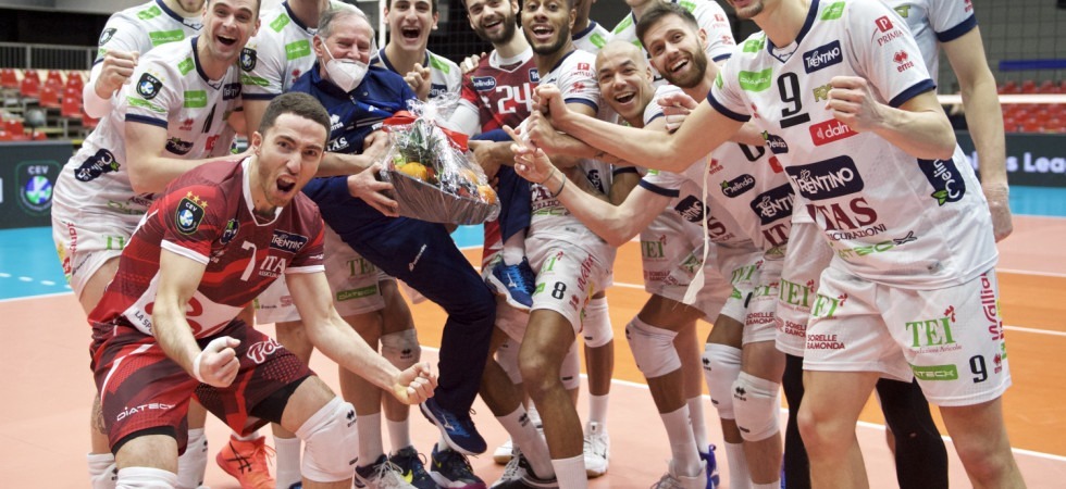 La Trentino Itas festeggia la vittoria alla Zeppelin CAT Halle A1 di Friedrichshafen (foto cev.eu)